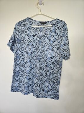 ​Classic Editions Blue Paisley Studded V-Neck Short Sleeve Top Size L🔥